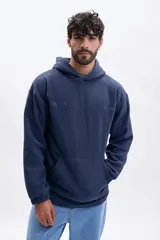 Canguro polar color azul marino con capucha, bolsillo canguro y puños elásticos. Presenta estampados en relieve con las palabras "ATHLETIC DEPT" en el lado izquierdo del pecho y "NY, USA" en el lado derecho.