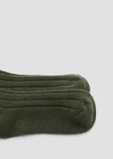 Calcetín de punto acanalado en color verde oscuro, con diseño de caña media.