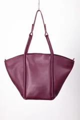 Bolso tote de cuero color marrón con doble asa de mano.