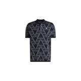 Remera polo Adidas de tejido de punto, color negro y gris con estampado geométrico en zigzag. Presenta cuello solapa, cierre frontal parcial con botones y el logo del trifolio en dorado bordado en el pecho.