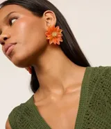 Aros tipo botón con forma de flor color naranja.