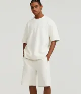 Bermuda masculina de algodón y poliéster, color gris oscuro, con cintura elástica y cordón ajustable. Presenta bolsillos funcionales.