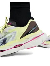Championes Under Armour modelo UA HB Racer 2, color blanco con detalles en amarillo, gris, negro y fucsia. Cuentan con suela chunky y diseño orientado al running.