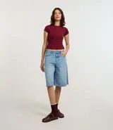 Blusa básica de mujer marca Blue Steel, confeccionada en tejido rib de algodón con elastano. Presenta un diseño ajustado al cuerpo, cuello redondo y mangas cortas.