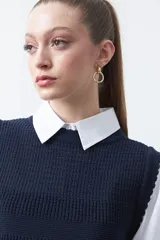 Chaleco tejido de algodón en color marrón, con diseño de textura acanalada y corte recto.