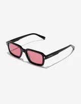 Gafas de sol unisex Hawkers modelo Point, con montura rectangular negra y lentes color cereza.