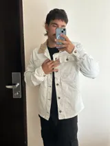 Sobrecamisa color hueso de pana con cuello de pana color beige, cierre con botones a presión, bolsillos de parche en el pecho y corte recto.