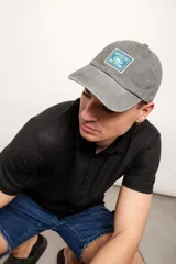Gorra gris con visera, de algodón, con parche bordado con motivos playeros.