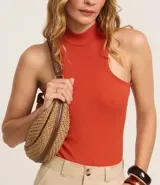 Body color ladrillo, de rib con textura acanalada, cuello alto, sin mangas y corte cavado.