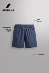 Shorts de running confeccionados en tejido técnico ligero y elástico, con forro interior. Presentan cintura elástica ajustable con cordón interior, aberturas laterales en el bajo, bolsillo lateral multifunción y bolsillo trasero con cierre de cremallera.