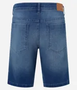 Bermuda slim de jean color azul gastado, con bolsillos laterales y traseros, cierre frontal con botón y bragueta, y diseño de dobladillos.