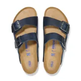 Sandalia Birkenstock modelo Arizona con doble tira de cuero azul marino, hebillas metálicas ajustables, plantilla anatómica de corcho y suela de goma antideslizante.