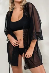 Bata corta de microtul negro con detalles de puntilla y lazo.