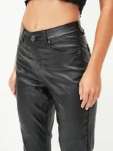 Pantalón recto de cuerina color negro, de tiro alto con bolsillos clásicos y cierre frontal con botón y cremallera.