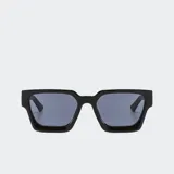 Lentes de sol con armazón rectangular de plástico reciclado negro y cristales grises con protección UV.