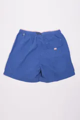 Short de baño color rosado, con cintura elástica y cordón ajustable. Cuenta con dos bolsillos laterales, un bolsillo trasero y suspensor interno.