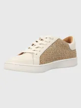 Zapatillas urbanas Hush Puppies modelo Merano, con diseño que combina cuero sintético en color blanco y paneles laterales de tejido tipo rafia en tono natural. Presentan suela de goma blanca y cierre mediante cordones.