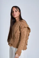 Sweater color camel de tejido calado con volados laterales y mangas largas.