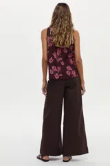 Musculosa estampada de color bordó con diseño floreado y escote redondo, confeccionada en mezcla de algodón y seda.