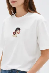 Remera cropped de algodón con cuello redondo, diseño holgado y estampado frontal de una copa con cerezas.