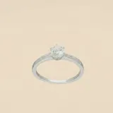 Anillo de plata 925 con una circonia central engarzada en seis puntas y banda delgada.