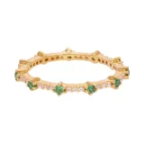 Anillo dorado con piedras tsavorita verdes y topacio blanco.