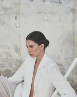 Aros de diseño minimalista con forma de argolla pequeña, realizados artesanalmente en bronce y alpaca con pernos de plata 925.