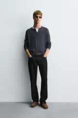 Jersey slim fit de algodón, color azul marino con efecto lavado. Cuello redondo con cierre frontal de dos botones y manga larga.