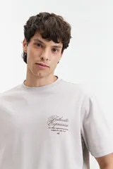 Remera negra de manga corta con corte oversize y estampado frontal con la frase "Authentic Expression".