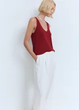 Top de punto fino color rojo, sin mangas, con tirantes anchos, escote en V y diseño recto.