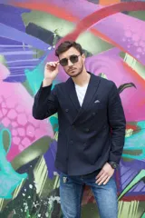 Blazer azul marino de doble botonadura, con solapas de muesca, bolsillo de parche en el pecho con pañuelo estampado y bolsillos de parche en la parte delantera.