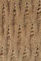 Cardigan largo de tejido de punto calado color dorado.