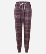 Pantalón de pijama tipo jogger confeccionado en tejido peach touch de color bordó, con estampado de cuadros y pequeños detalles de corazones. Posee cintura elástica con cordón de ajuste en color rosado y puños elastizados en los tobillos.