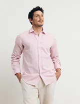 Camisa sport de manga larga con cuello buttondown, confeccionada en una mezcla de algodón y lino. Presenta un diseño clásico en color celeste con cierre frontal de botones.