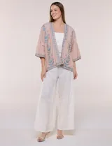Cardigan tipo kimono verde claro con detalles bordados en marrón en los bordes y las mangas, de corte amplio y mangas tres cuartos.