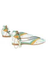 Bailarinas con estampado multicolor, puntera y talón combinan 3 capas de tejido superpuesto de forma manual. Cordones de algodón rematados con borlas de ante verde, en contraste.