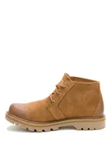 Bota Caterpillar Grader Chukka de gamuza color marrón, con cordones, suela dentada de goma y detalles de la marca en la lengüeta y el lateral.