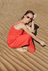 Vestido largo color rojo, de lino, con breteles finos y escote cuadrado. Presenta detalle de fruncido en el busto y corte evasé.