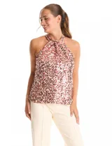 Blusa sin mangas con escote halter, confeccionada en tela cubierta de lentejuelas en tonos rosados y dorados. Presenta un diseño recto y forro interno a tono.