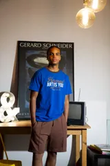 Short oversize color marrón, con cintura elástica ajustable con cordón.