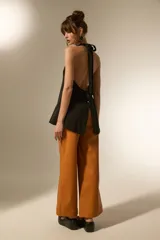 Pantalon de tiro alto confeccionado en eco-cuero, con diseño de pierna ancha y corte recto.