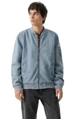 Campera tipo bomber confeccionada en denim lavado, con cierre frontal, cuello, puños y ruedo en tejido rib elástico. Presenta bolsillos laterales y un bolsillo utilitario con cierre en la manga izquierda.