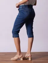 Pantalón capri de denim elastizado, color celeste.