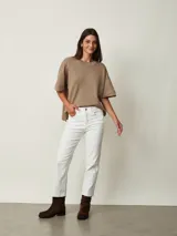 Jean de corte recto y tiro medio en color gris claro, con efecto acid wash y lavado desgastado. Cuenta con bolsillos delanteros y traseros, presillas para cinturón y cierre frontal con botón y cremallera.