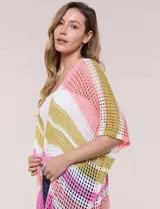 Kimono Do Everything In Love de tejido calado con diseño de rayas horizontales en tonos rosado, verde militar, blanco y salmón. Presenta mangas cortas holgadas y largo midi.