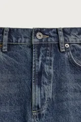 Jeans straight ankle fit de tiro medio, confeccionados en denim de algodón con efecto lavado oscuro, estilo clásico de cinco bolsillos y cierre frontal con cremallera y botón.