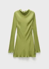 Vestido corto de color verde oliva, confeccionado en tejido fluido con cuello alto y mangas largas acampanadas. Presenta un diseño evasé que aporta movimiento a la prenda.