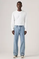 Jeans Levis modelo 568 Loose Straight Carpenter de calce holgado y recto, color azul claro con lavado desgastado, tiro medio y estilo carpintero con bolsillos laterales utilitarios.