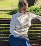 Polera de algodón elastizado con cuello alto, manga larga y diseño ajustado al cuerpo.