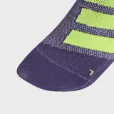 Medias deportivas Adidas de corte al tobillo, confeccionadas con tecnología CLIMACOOL para gestión del sudor. Presentan un diseño en color violeta con las tres tiras características y el logo de la marca en color verde lima. Incluyen amortiguación en la puntera y refuerzo en el arco plantar.